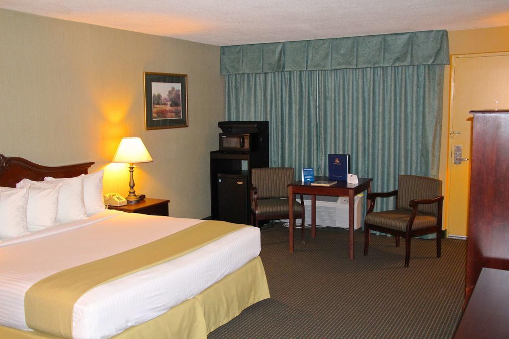 Clarion Inn Falls Church-Arlington Exteriör bild